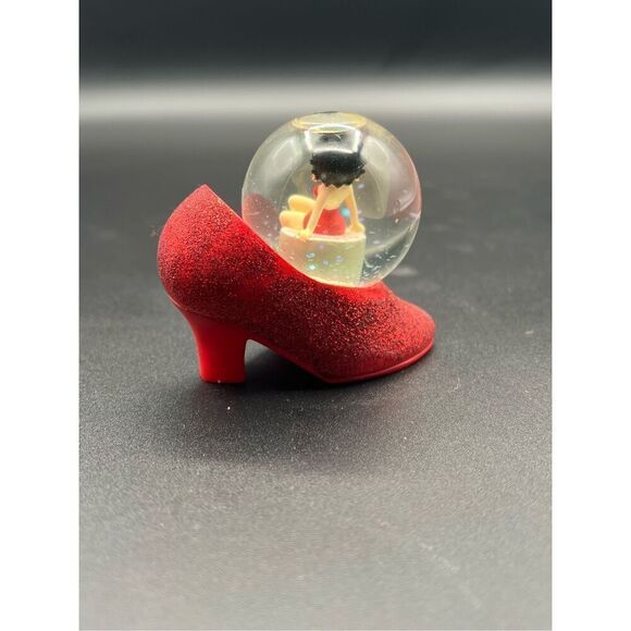BETTY BOOP HER SNOW GLOBE SITS HIGH ATOP A RED HIGH HEEL SHOE! BOOP-BOOP-ADU! - Picture 4 of 11